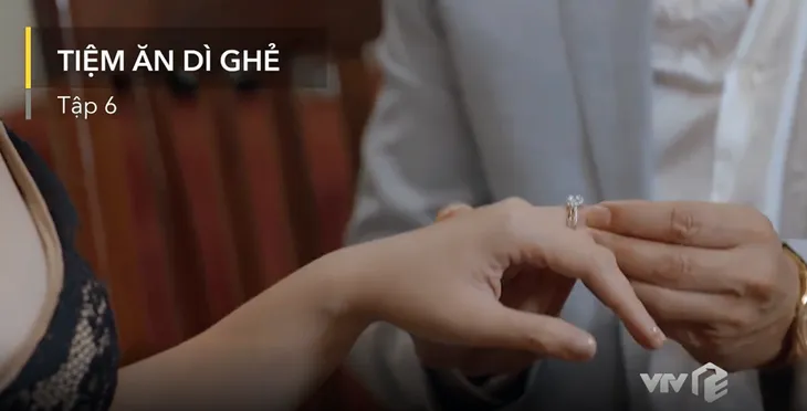 Tiệm ăn dì ghẻ - Tập 6: Vì hợp đồng lớn, Thiên Kim bị chồng bán cho đại gia - Ảnh 1. Tiệm ăn dì ghẻ - Tập 6: Vì hợp đồng lớn, Thiên Kim bị chồng bán cho đại gia - Ảnh 1.