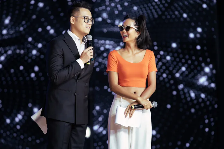 HHen Niê buộc tóc 2 bên... làm MC trong tổng duyệt Hoa hậu Hoàn vũ Việt Nam - Ảnh 4. HHen Niê buộc tóc 2 bên... làm MC trong tổng duyệt Hoa hậu Hoàn vũ Việt Nam - Ảnh 4.