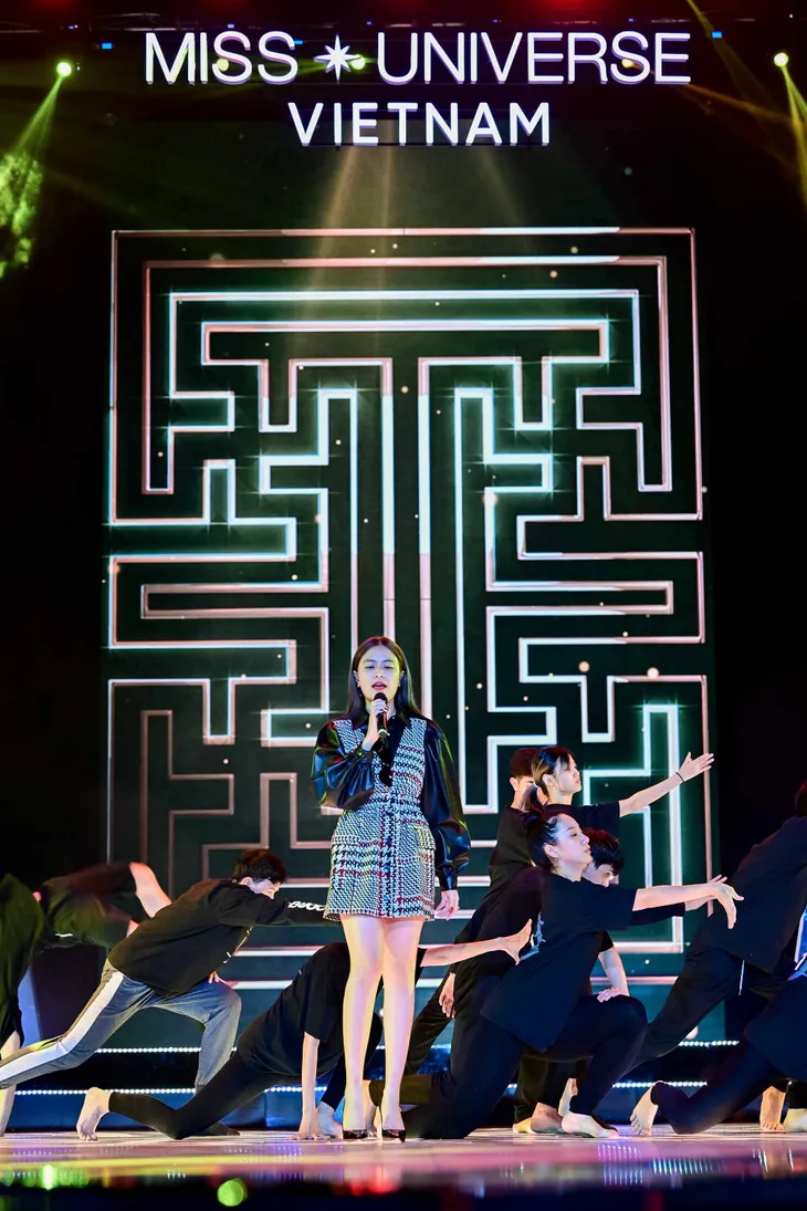 Hoàng Thùy Linh, Ali Hoàng Dương hăng say tập tổng duyệt Bán kết Hoa hậu Hoàn vũ 2019 - Ảnh 7. Hoàng Thùy Linh, Ali Hoàng Dương hăng say tập tổng duyệt Bán kết Hoa hậu Hoàn vũ 2019 - Ảnh 7.