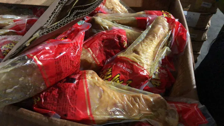 Thu giữ hơn 10 tấn đùi gà hun khói Hàn Quốc đã hết hạn sử dụng - Ảnh 1. Thu giữ hơn 10 tấn đùi gà hun khói Hàn Quốc đã hết hạn sử dụng - Ảnh 1.
