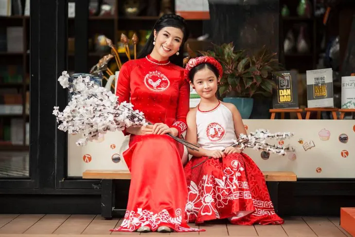 Hoa hậu Ngọc Hân hướng dẫn cách chọn áo dài cho bé ngày Tết - Ảnh 1. Hoa hậu Ngọc Hân hướng dẫn cách chọn áo dài cho bé ngày Tết - Ảnh 1.