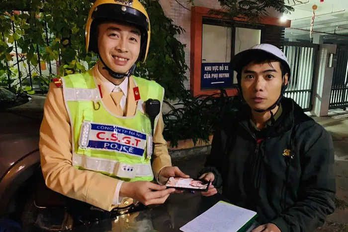 Đánh rơi điện thoại đắt tiền, người đàn ông may mắn nhận lại từ Cảnh sát 141 - Ảnh 1. Đánh rơi điện thoại đắt tiền, người đàn ông may mắn nhận lại từ Cảnh sát 141 - Ảnh 1.