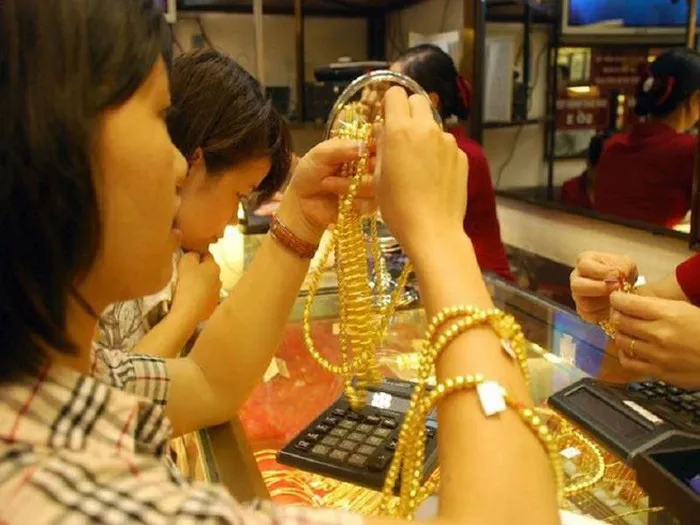 Vì sao giá vàng vẫn tăng mạnh, bất chấp cổ phiếu liên tục lập kỷ lục? - Ảnh 1. Vì sao giá vàng vẫn tăng mạnh, bất chấp cổ phiếu liên tục lập kỷ lục? - Ảnh 1.