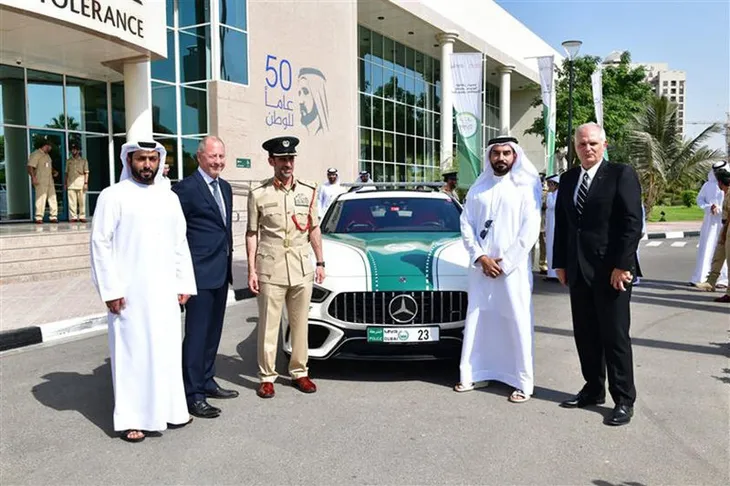 Cảnh sát Dubai được trang bị sedan hiệu suất cao AMG GT 63 S 4Matic+ - Ảnh 1. Cảnh sát Dubai được trang bị sedan hiệu suất cao AMG GT 63 S 4Matic+ - Ảnh 1.
