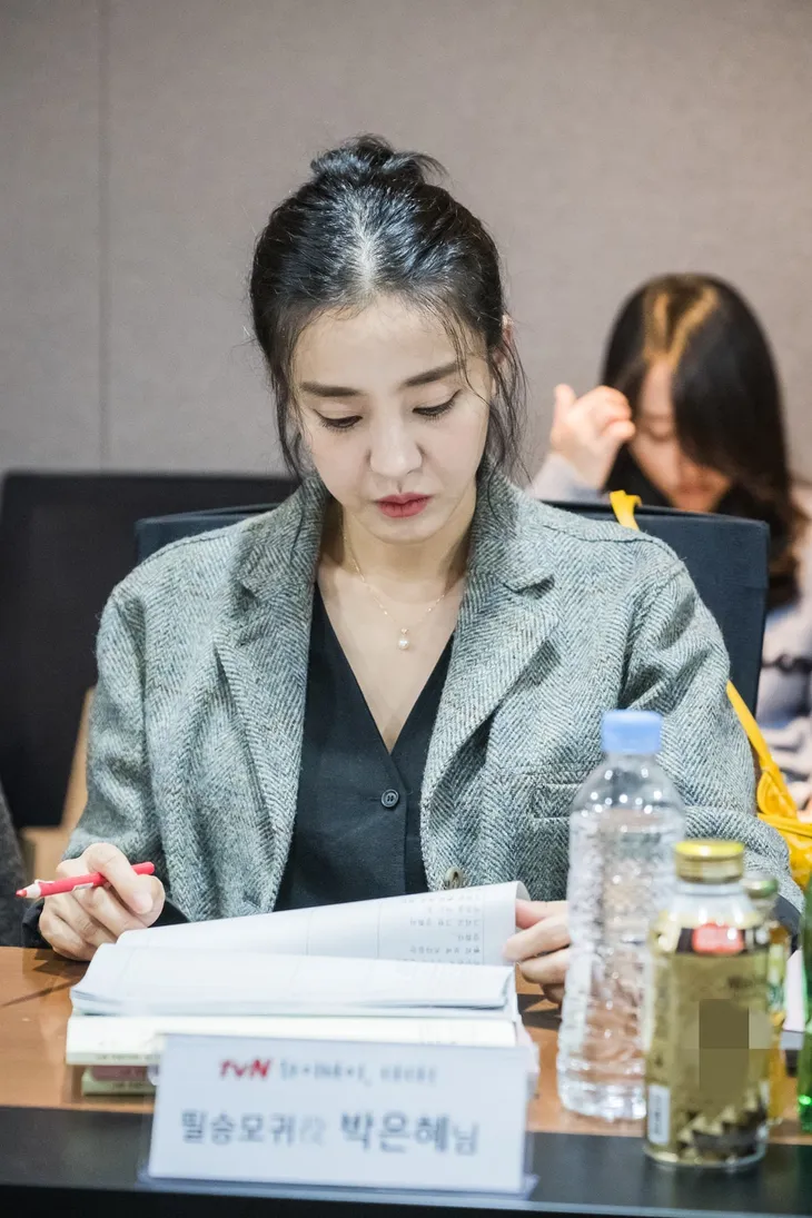 Kim Tae Hee tham gia buổi đọc kịch bản đầu tiên của Hi Bye, Mama - Ảnh 12. Kim Tae Hee tham gia buổi đọc kịch bản đầu tiên của Hi Bye, Mama - Ảnh 12.