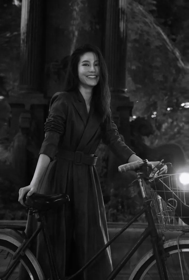 Diễm My 9X khoe bộ ảnh màu sắc cổ điển giữa lòng Hà Nội - Ảnh 13. Diễm My 9X khoe bộ ảnh màu sắc cổ điển giữa lòng Hà Nội - Ảnh 13.