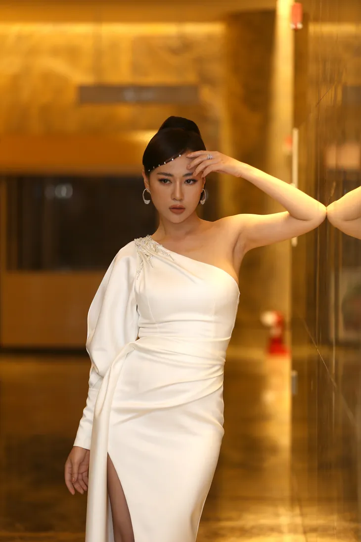 Phương Oanh diện váy xẻ cao, khoe thân hình quyến rũ - Ảnh 3. Phương Oanh diện váy xẻ cao, khoe thân hình quyến rũ - Ảnh 3.