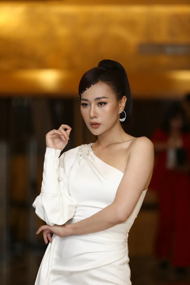 Phương Oanh diện váy xẻ cao, khoe thân hình quyến rũ - Ảnh 1. Phương Oanh diện váy xẻ cao, khoe thân hình quyến rũ - Ảnh 1.