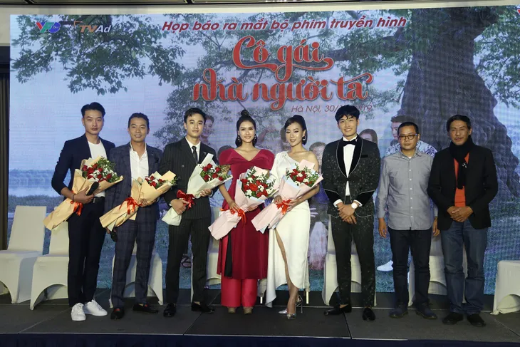 Phương Oanh diện váy xẻ cao, khoe thân hình quyến rũ - Ảnh 5. Phương Oanh diện váy xẻ cao, khoe thân hình quyến rũ - Ảnh 5.