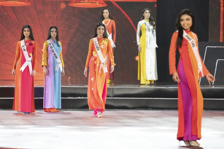 Top 45 trình diễn áo dài đẹp hớp hồn tại Bán kết Hoa hậu Hoàn vũ Việt Nam 2019 - Ảnh 11. Top 45 trình diễn áo dài đẹp hớp hồn tại Bán kết Hoa hậu Hoàn vũ Việt Nam 2019 - Ảnh 11.