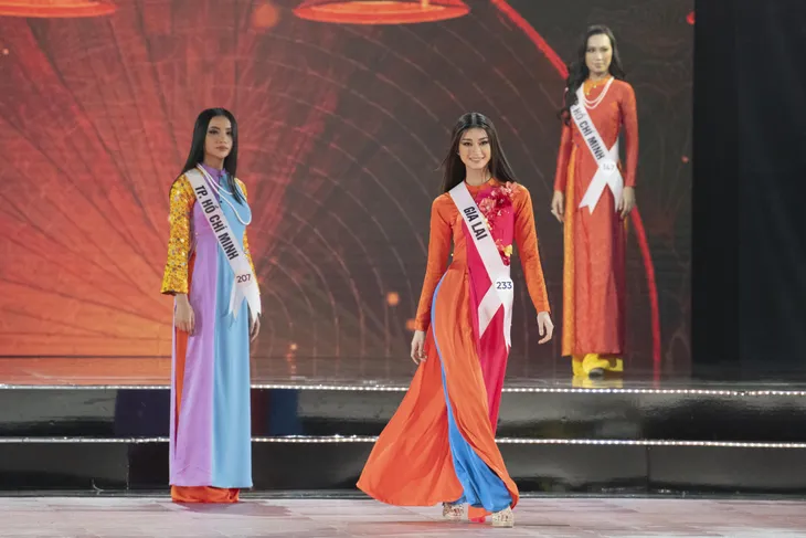 Top 45 trình diễn áo dài đẹp hớp hồn tại Bán kết Hoa hậu Hoàn vũ Việt Nam 2019 - Ảnh 2. Top 45 trình diễn áo dài đẹp hớp hồn tại Bán kết Hoa hậu Hoàn vũ Việt Nam 2019 - Ảnh 2.