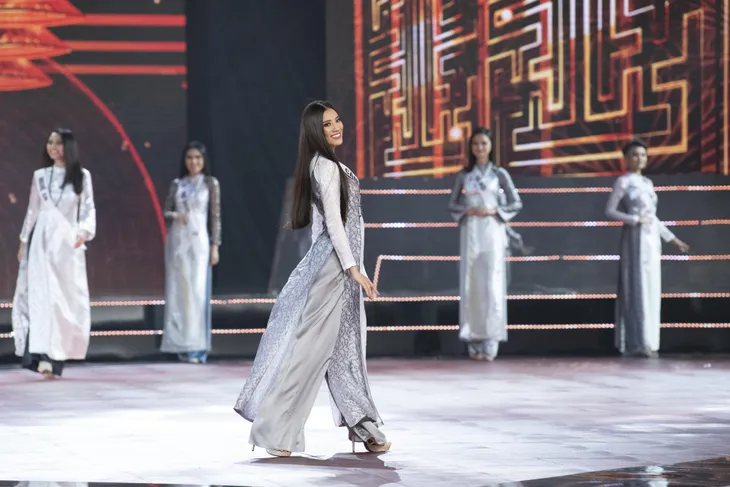 Top 45 trình diễn áo dài đẹp hớp hồn tại Bán kết Hoa hậu Hoàn vũ Việt Nam 2019 - Ảnh 6. Top 45 trình diễn áo dài đẹp hớp hồn tại Bán kết Hoa hậu Hoàn vũ Việt Nam 2019 - Ảnh 6.
