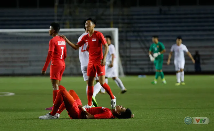 ẢNH: Đức Chinh toả sáng phút cuối, U22 Việt Nam thắng kịch tính U22 Singapore - Ảnh 18. ẢNH: Đức Chinh toả sáng phút cuối, U22 Việt Nam thắng kịch tính U22 Singapore - Ảnh 18.