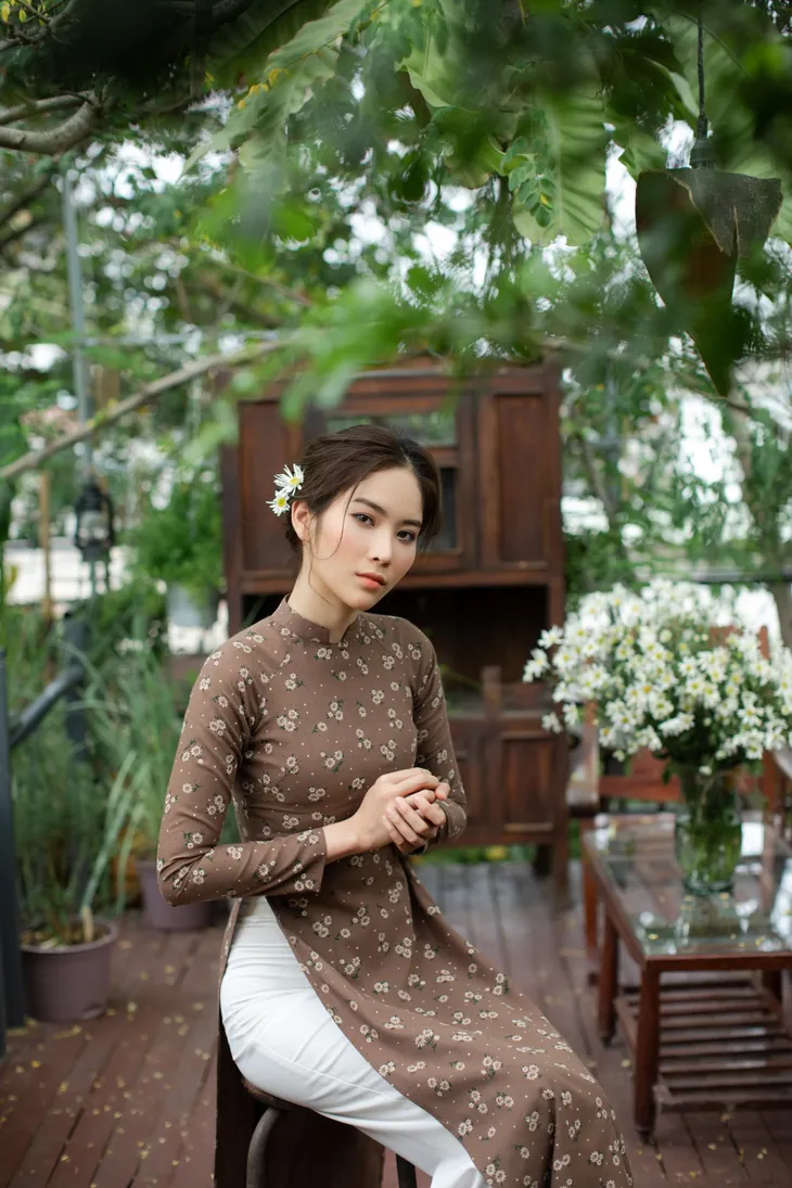 Nam Anh thanh lịch, khoe sắc xuân thì với áo dài - Ảnh 4. Nam Anh thanh lịch, khoe sắc xuân thì với áo dài - Ảnh 4.