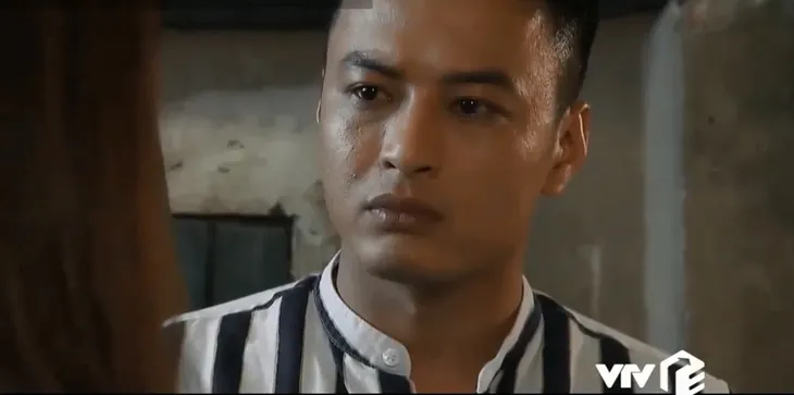 Hoa hồng trên ngực trái - Tập 36: Bảo vừa say vừa dỗi hỏi Khuê: tôi không xứng đáng được có em? - Ảnh 2. Hoa hồng trên ngực trái - Tập 36: Bảo vừa say vừa dỗi hỏi Khuê: tôi không xứng đáng được có em? - Ảnh 2.