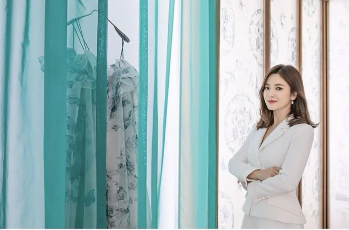 Song Hye Kyo gây choáng với vẻ đẹp thanh lịch trên W Korea - Ảnh 4. Song Hye Kyo gây choáng với vẻ đẹp thanh lịch trên W Korea - Ảnh 4.
