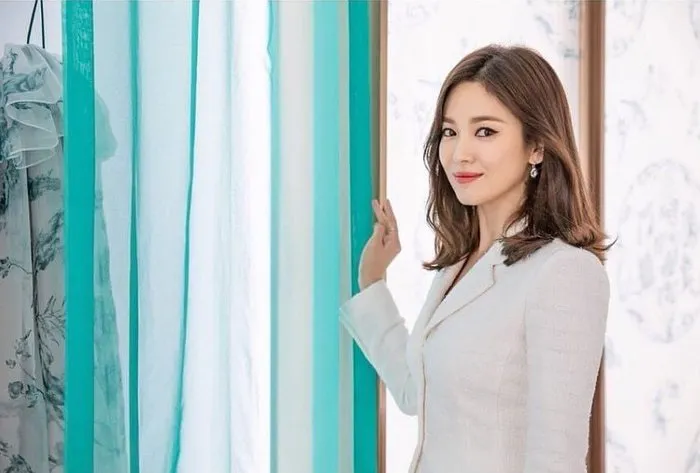 Song Hye Kyo gây choáng với vẻ đẹp thanh lịch trên W Korea - Ảnh 2. Song Hye Kyo gây choáng với vẻ đẹp thanh lịch trên W Korea - Ảnh 2.