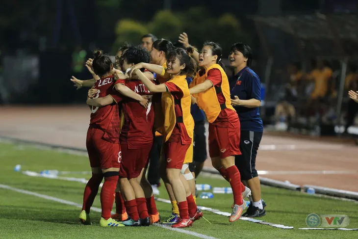 ẢNH: ĐT nữ Việt Nam thi đấu kiên cường, thắng thuyết phục ĐT nữ Phillipines để tiến vào chung kết SEA Games 30 - Ảnh 13. ẢNH: ĐT nữ Việt Nam thi đấu kiên cường, thắng thuyết phục ĐT nữ Phillipines để tiến vào chung kết SEA Games 30 - Ảnh 13.