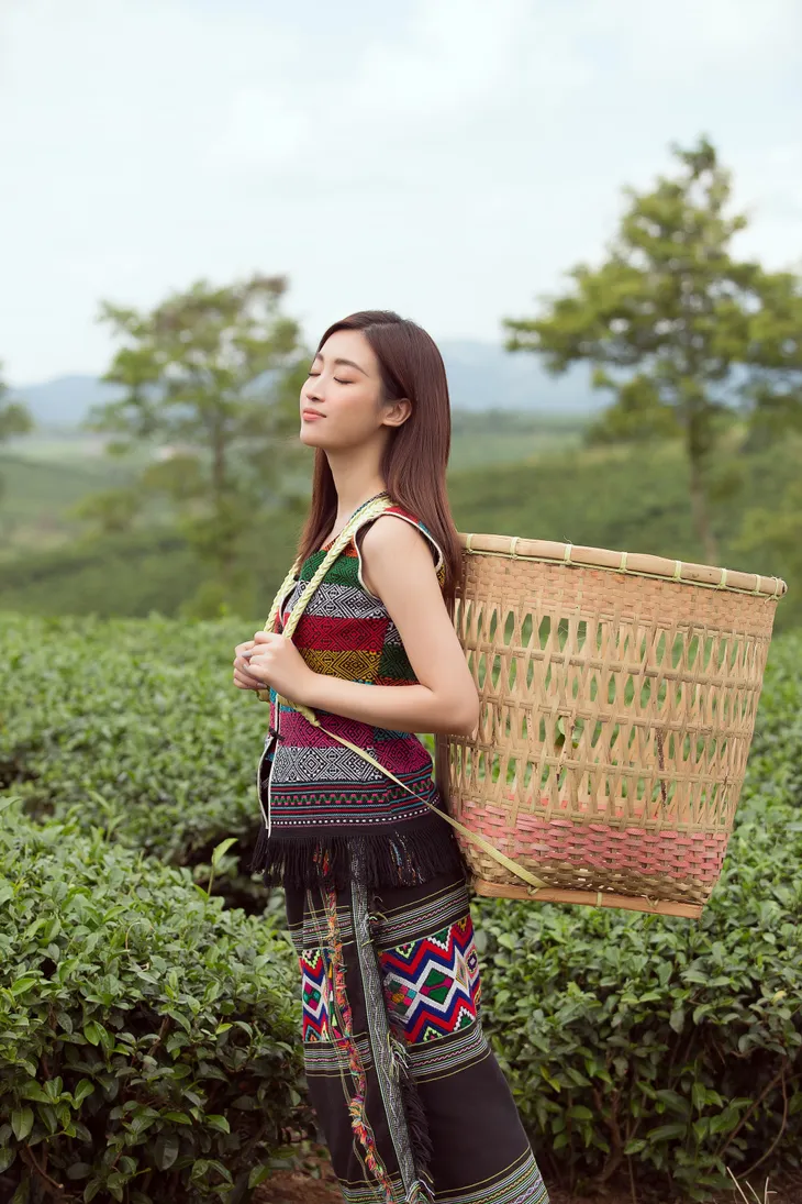 Đỗ Mỹ Linh và Kiều Loan khoe sắc giữa đồi chè bạt ngàn - Ảnh 2. Đỗ Mỹ Linh và Kiều Loan khoe sắc giữa đồi chè bạt ngàn - Ảnh 2.