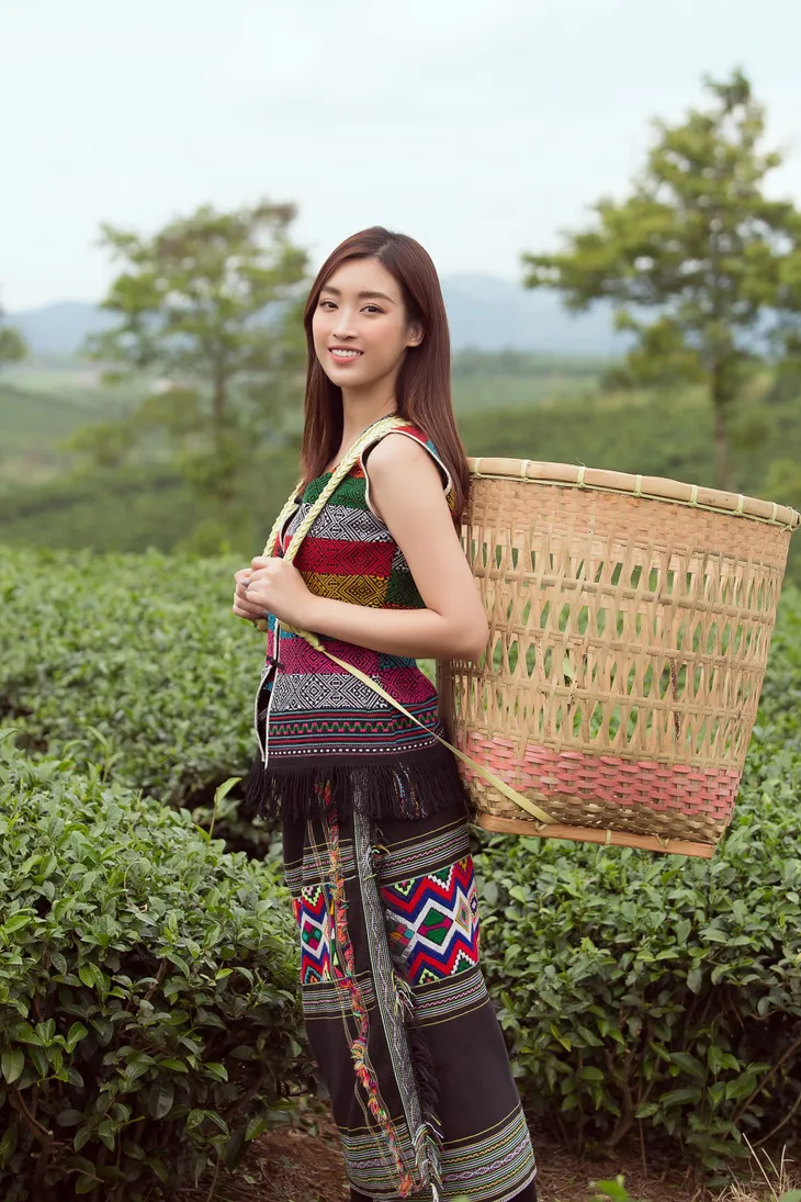 Đỗ Mỹ Linh và Kiều Loan khoe sắc giữa đồi chè bạt ngàn - Ảnh 3. Đỗ Mỹ Linh và Kiều Loan khoe sắc giữa đồi chè bạt ngàn - Ảnh 3.