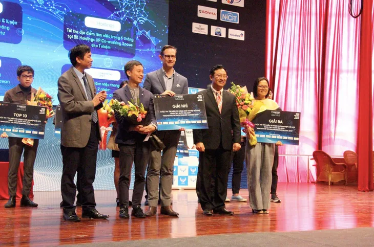 Quán quân Techfest 2019 dành cho những người nghĩ về cộng đồng - Ảnh 2. Quán quân Techfest 2019 dành cho những người nghĩ về cộng đồng - Ảnh 2.