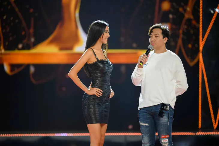 Ngay sau đám cưới, Hoàng Oanh tất bật làm MC Chung kết Hoa hậu Hoàn vũ Việt Nam 2019 - Ảnh 2. Ngay sau đám cưới, Hoàng Oanh tất bật làm MC Chung kết Hoa hậu Hoàn vũ Việt Nam 2019 - Ảnh 2.