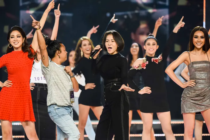 Ngay sau đám cưới, Hoàng Oanh tất bật làm MC Chung kết Hoa hậu Hoàn vũ Việt Nam 2019 - Ảnh 3. Ngay sau đám cưới, Hoàng Oanh tất bật làm MC Chung kết Hoa hậu Hoàn vũ Việt Nam 2019 - Ảnh 3.