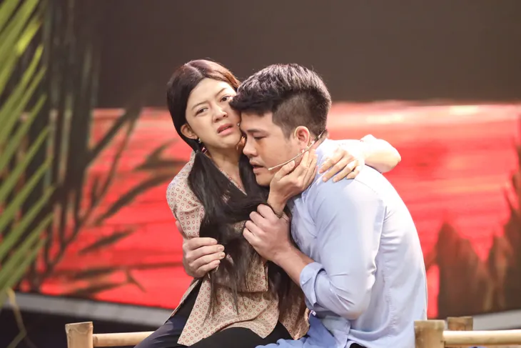Mẹ chồng quốc dân Ngân Quỳnh khóc nghẹn trước tiết mục xúc động của nghệ sĩ cải lương khuyết tật Minh Chí - Ảnh 3. Mẹ chồng quốc dân Ngân Quỳnh khóc nghẹn trước tiết mục xúc động của nghệ sĩ cải lương khuyết tật Minh Chí - Ảnh 3.