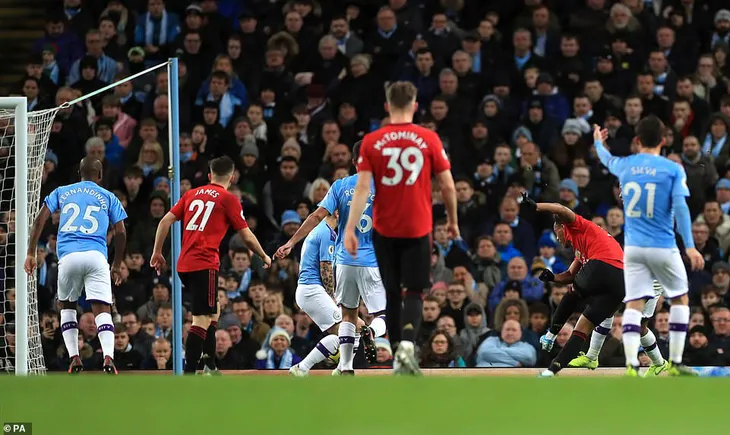 Man City 1-2 Man Utd: Thất bại sân nhà, hụt hơi cuộc đua vô địch - Ảnh 2. Man City 1-2 Man Utd: Thất bại sân nhà, hụt hơi cuộc đua vô địch - Ảnh 2.