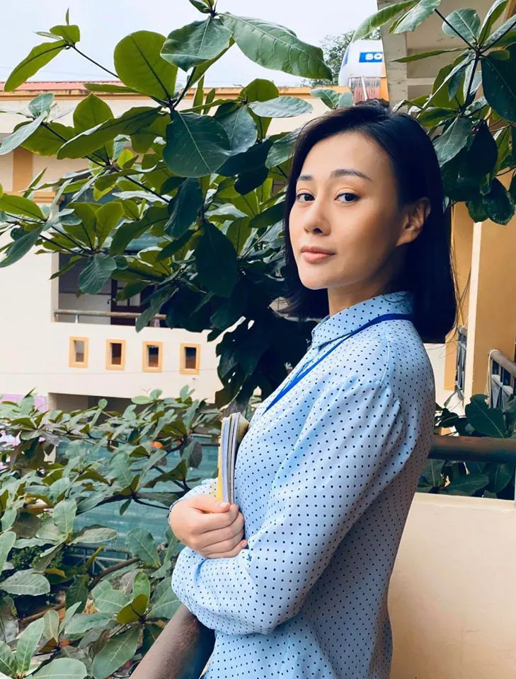 Phương Oanh Quỳnh búp bê làm cô giáo làng trong phim mới - Ảnh 1. Phương Oanh Quỳnh búp bê làm cô giáo làng trong phim mới - Ảnh 1.