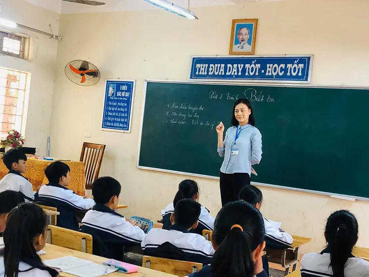 Phương Oanh Quỳnh búp bê làm cô giáo làng trong phim mới - Ảnh 2. Phương Oanh Quỳnh búp bê làm cô giáo làng trong phim mới - Ảnh 2.