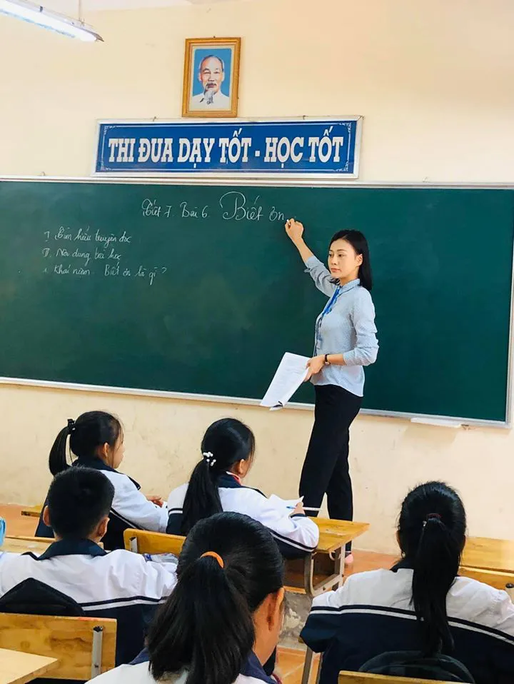 Phương Oanh Quỳnh búp bê làm cô giáo làng trong phim mới - Ảnh 3. Phương Oanh Quỳnh búp bê làm cô giáo làng trong phim mới - Ảnh 3.