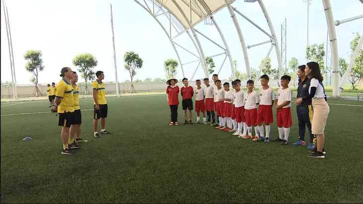 HLV người Pháp Cédric Luongo ấn tượng với khả năng chơi bóng của cầu thủ nhí 2019 - Ảnh 1. HLV người Pháp Cédric Luongo ấn tượng với khả năng chơi bóng của cầu thủ nhí 2019 - Ảnh 1.