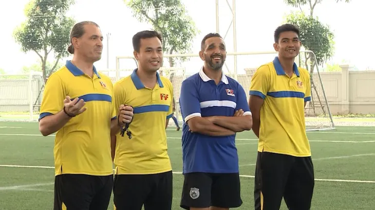 HLV người Pháp Cédric Luongo ấn tượng với khả năng chơi bóng của cầu thủ nhí 2019 - Ảnh 2. HLV người Pháp Cédric Luongo ấn tượng với khả năng chơi bóng của cầu thủ nhí 2019 - Ảnh 2.