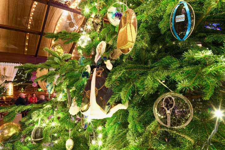 Trang hoàng bằng đá quý, cây thông Noel được định giá 15 triệu USD - Ảnh 1. Trang hoàng bằng đá quý, cây thông Noel được định giá 15 triệu USD - Ảnh 1.