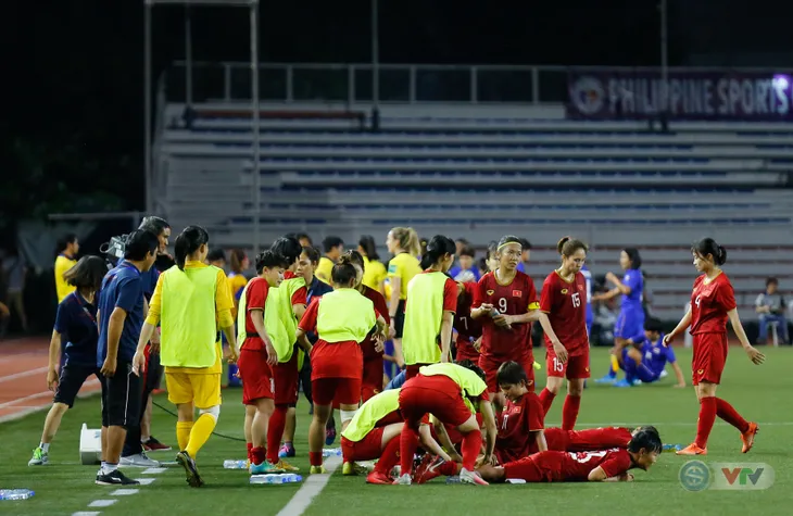 ẢNH: ĐT nữ Việt Nam thắng kịch tính trước Thái Lan, giành HCV bóng đá nữ SEA Games 30 - Ảnh 14. ẢNH: ĐT nữ Việt Nam thắng kịch tính trước Thái Lan, giành HCV bóng đá nữ SEA Games 30 - Ảnh 14.