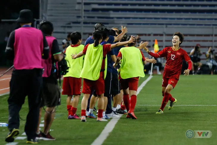 ẢNH: ĐT nữ Việt Nam thắng kịch tính trước Thái Lan, giành HCV bóng đá nữ SEA Games 30 - Ảnh 18. ẢNH: ĐT nữ Việt Nam thắng kịch tính trước Thái Lan, giành HCV bóng đá nữ SEA Games 30 - Ảnh 18.