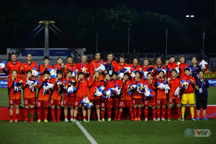 ẢNH: ĐT nữ Việt Nam thắng kịch tính trước Thái Lan, giành HCV bóng đá nữ SEA Games 30 - Ảnh 21. ẢNH: ĐT nữ Việt Nam thắng kịch tính trước Thái Lan, giành HCV bóng đá nữ SEA Games 30 - Ảnh 21.