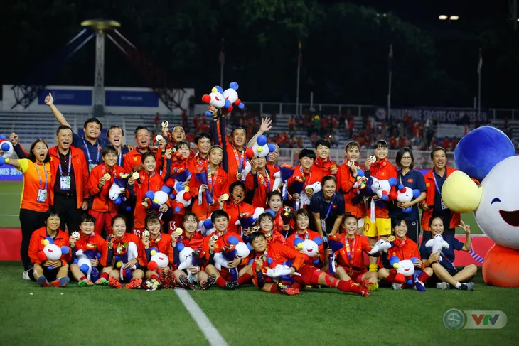 ẢNH: ĐT nữ Việt Nam thắng kịch tính trước Thái Lan, giành HCV bóng đá nữ SEA Games 30 - Ảnh 20. ẢNH: ĐT nữ Việt Nam thắng kịch tính trước Thái Lan, giành HCV bóng đá nữ SEA Games 30 - Ảnh 20.