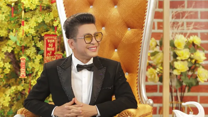 MC Thanh Bạch diện vest sặc sỡ, hát chúc Tết khán giả ở Tình ca bất hủ - Ảnh 1. MC Thanh Bạch diện vest sặc sỡ, hát chúc Tết khán giả ở Tình ca bất hủ - Ảnh 1.