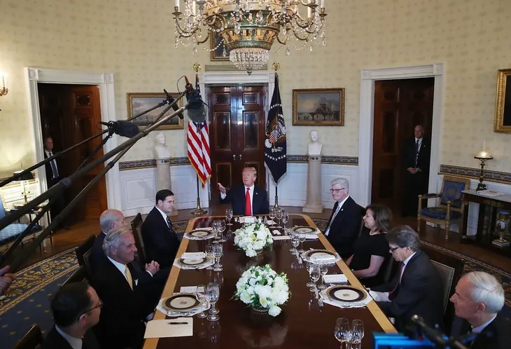 Một ngày làm việc của Tổng thống Trump: Ngủ 3-4 tiếng/đêm, thường không ăn sáng - Ảnh 8. Một ngày làm việc của Tổng thống Trump: Ngủ 3-4 tiếng/đêm, thường không ăn sáng - Ảnh 8.