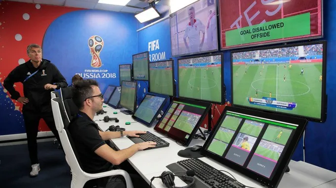 VAR chính thức được áp dụng ở Champions League từ vòng 1/8 - Ảnh 1. VAR chính thức được áp dụng ở Champions League từ vòng 1/8 - Ảnh 1.