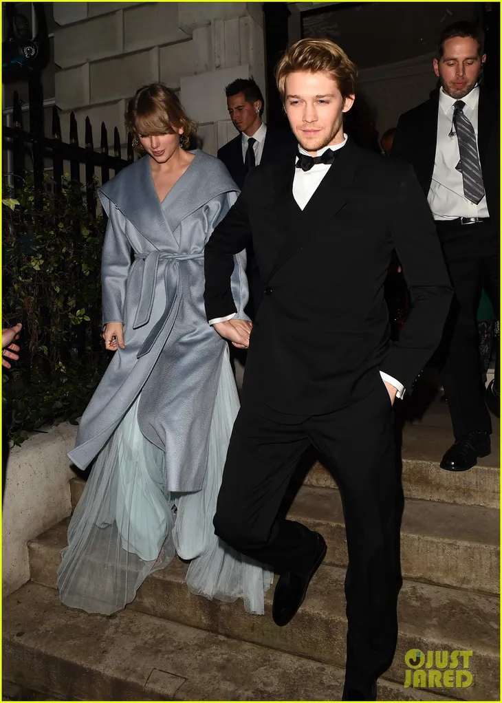 Taylor Swift bất ngờ xuất hiện cùng bạn trai tại lễ trao giải BAFTA 2019 - Ảnh 2. Taylor Swift bất ngờ xuất hiện cùng bạn trai tại lễ trao giải BAFTA 2019 - Ảnh 2.