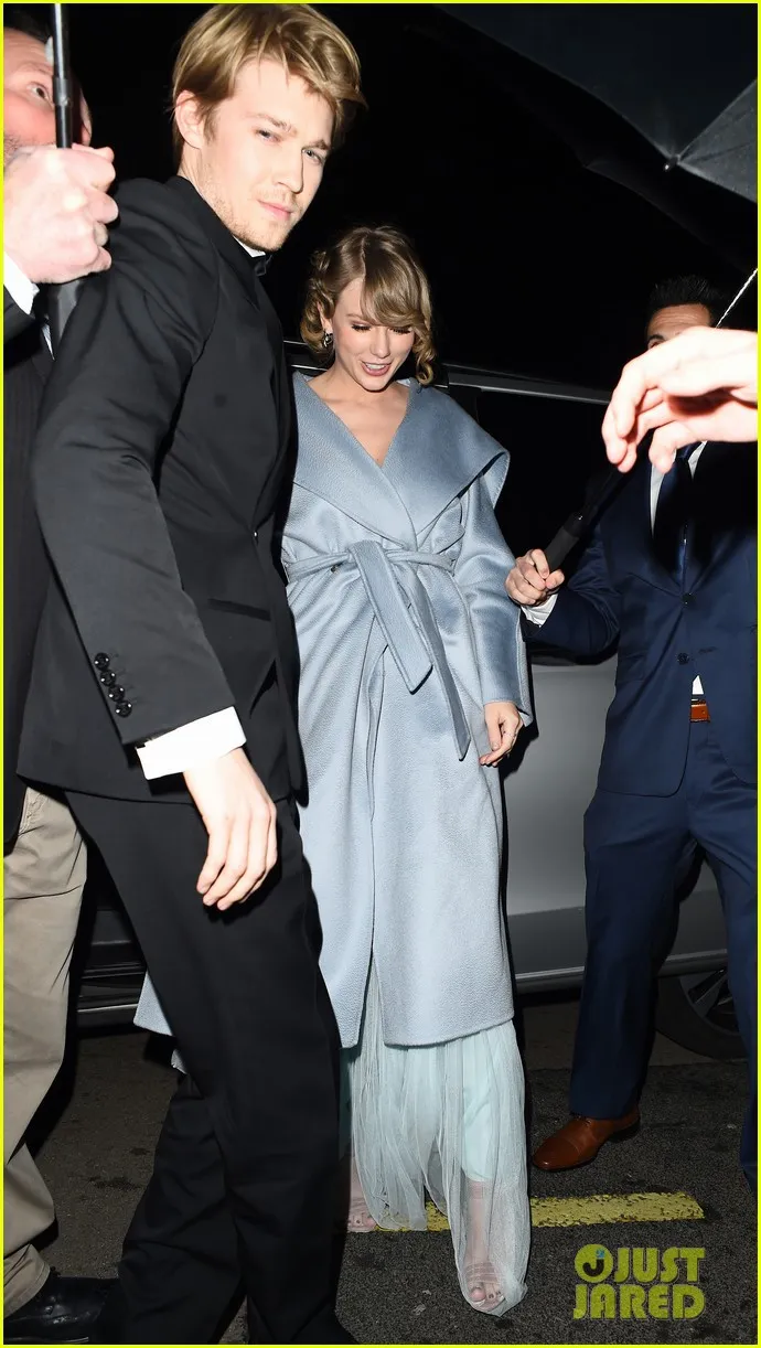 Taylor Swift bất ngờ xuất hiện cùng bạn trai tại lễ trao giải BAFTA 2019 - Ảnh 4. Taylor Swift bất ngờ xuất hiện cùng bạn trai tại lễ trao giải BAFTA 2019 - Ảnh 4.