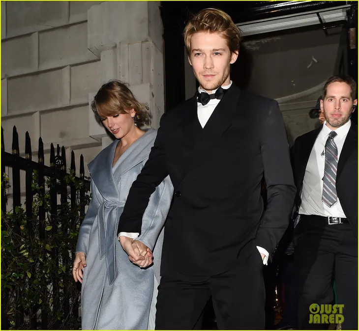 Taylor Swift bất ngờ xuất hiện cùng bạn trai tại lễ trao giải BAFTA 2019 - Ảnh 5. Taylor Swift bất ngờ xuất hiện cùng bạn trai tại lễ trao giải BAFTA 2019 - Ảnh 5.