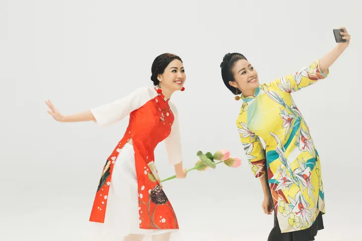 MC Phí Linh, Hồng Nhung diện các mẫu áo dài trong 100 năm qua - Ảnh 34. MC Phí Linh, Hồng Nhung diện các mẫu áo dài trong 100 năm qua - Ảnh 34.
