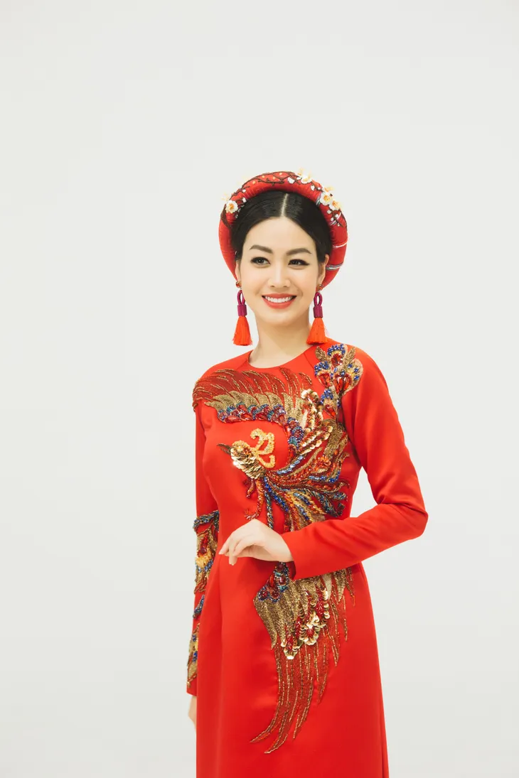 MC Phí Linh, Hồng Nhung diện các mẫu áo dài trong 100 năm qua - Ảnh 39. MC Phí Linh, Hồng Nhung diện các mẫu áo dài trong 100 năm qua - Ảnh 39.