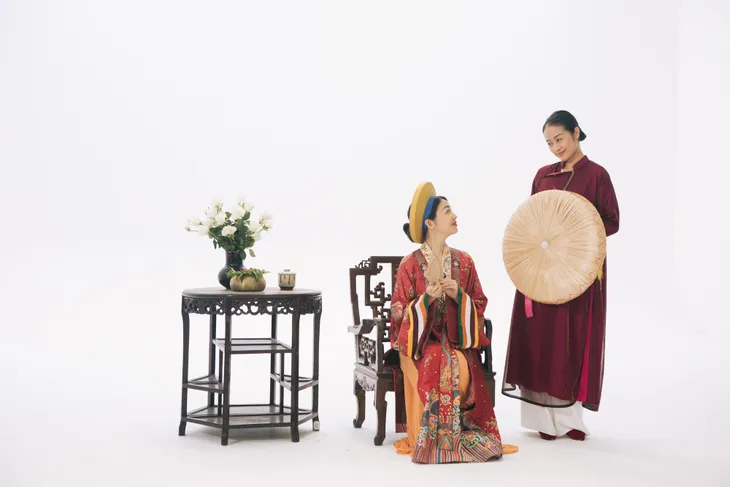 MC Phí Linh, Hồng Nhung diện các mẫu áo dài trong 100 năm qua - Ảnh 2. MC Phí Linh, Hồng Nhung diện các mẫu áo dài trong 100 năm qua - Ảnh 2.