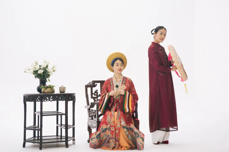 MC Phí Linh, Hồng Nhung diện các mẫu áo dài trong 100 năm qua - Ảnh 6. MC Phí Linh, Hồng Nhung diện các mẫu áo dài trong 100 năm qua - Ảnh 6.