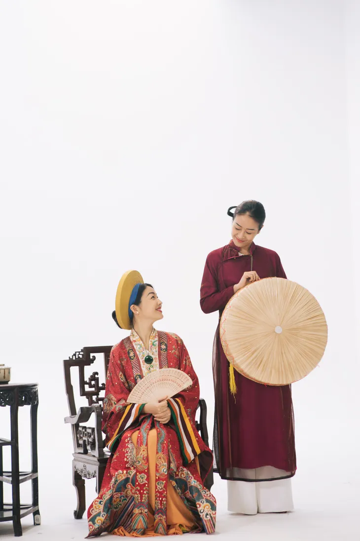 MC Phí Linh, Hồng Nhung diện các mẫu áo dài trong 100 năm qua - Ảnh 5. MC Phí Linh, Hồng Nhung diện các mẫu áo dài trong 100 năm qua - Ảnh 5.